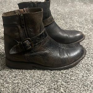 Womens leather, distressed bootie. Bed Stu